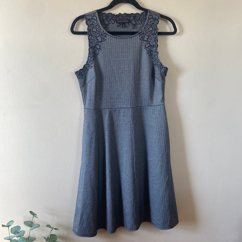 Banana Republic Fit and Flare Dress Grey Black Lace Tweed size 8 Short Mini